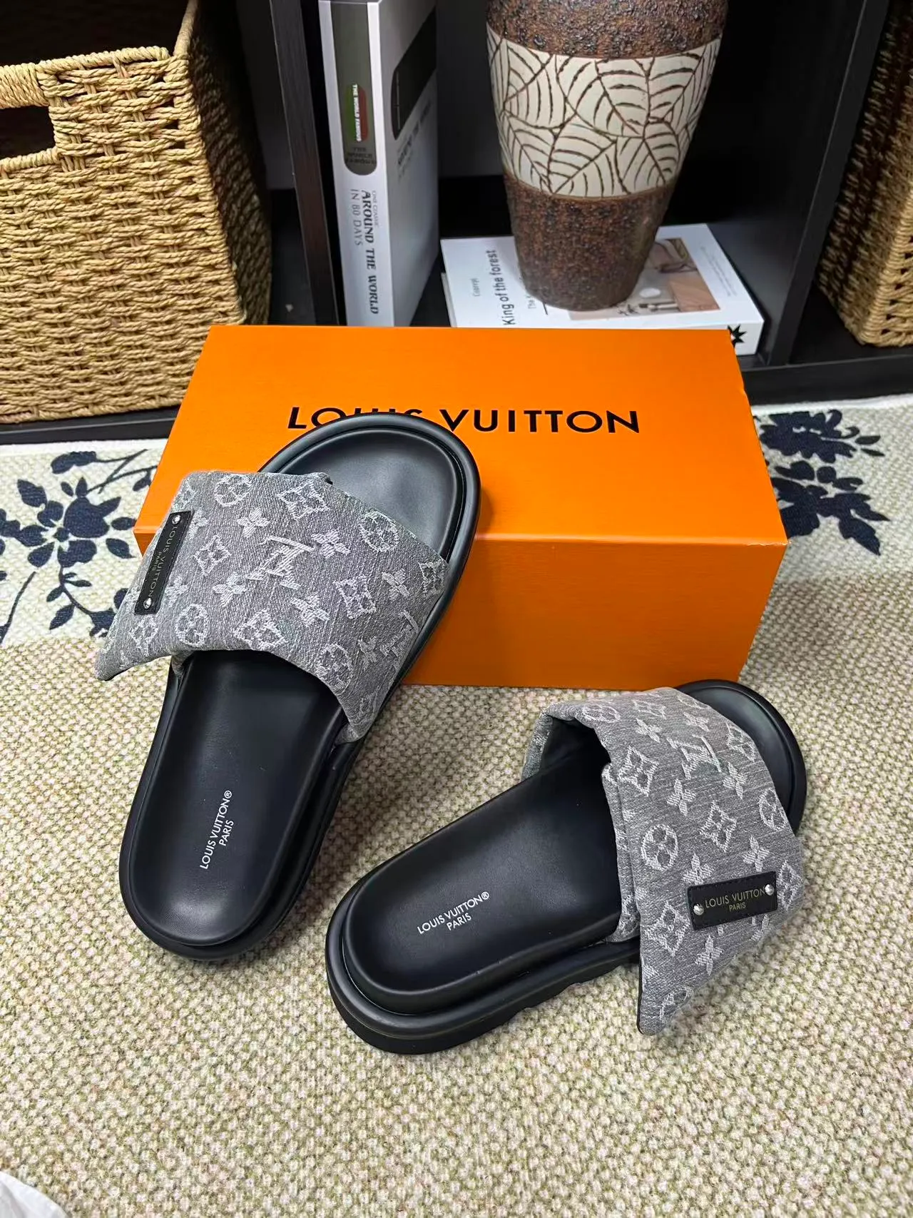 P340 [New Style] [LOUIS VUITTON] Louis Vuitton, LV printing, men's and women's slippers are now on the market, packed in drawer boxes with cloth bags and cards, the upper pattern looks very soft and waxy, and is a super versatile leg slimming tool. Fabric: imported denim/canvas/old fabric, LV hardware LOGO, official website pattern printing, comfortable to wear, feet: high-elastic PU water table. Sole: foam sole, heel height: about 5cm. Code number: 35-46, 35, 45, 46 are custom-made and non-returnable. Color: multiple colors and styles available.